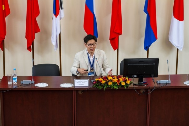 吴华锋副教授在大会上宣读论文