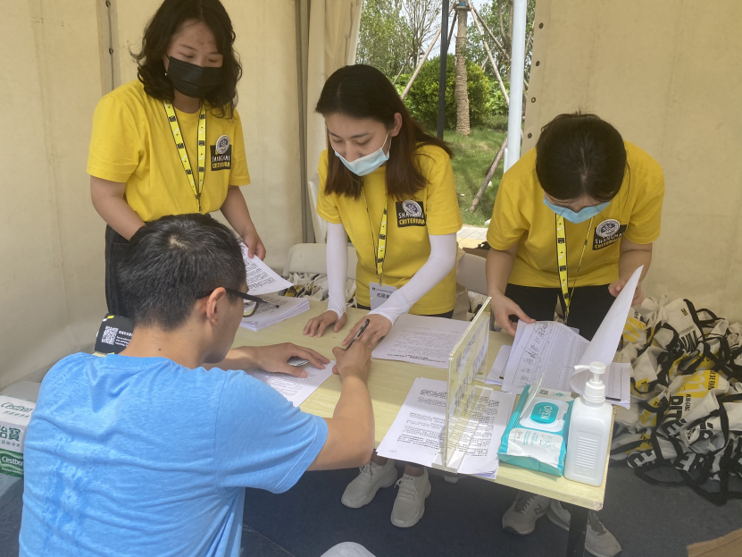 志愿者帮助选手领取赛事包