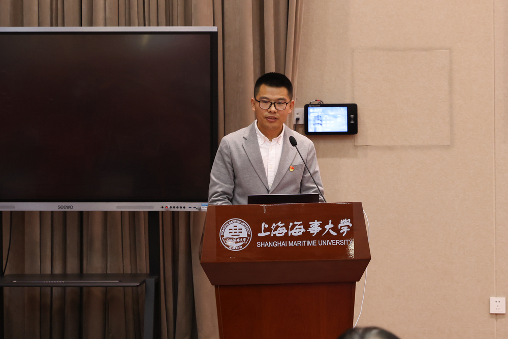 教职工兼职辅导员代表李强发言