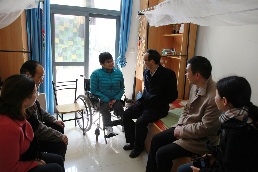 黄有方校长看望慰问唐旭同学