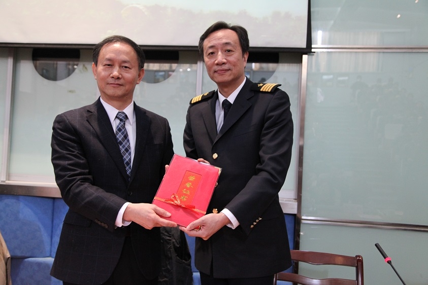 我校校友会理事、上海港引航站薛一东站长受聘为我校客座教授