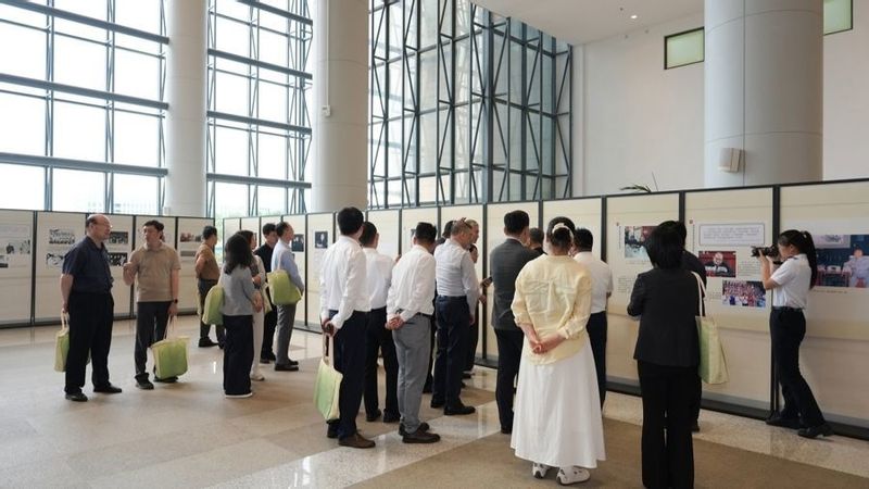 【菁菁教苑】60米展线穿越百年风云！陈云生平业绩展走进上海海事大学