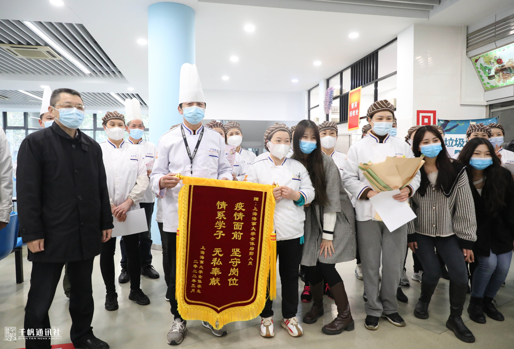 学生代表组织“疫情防控•感恩后勤”活动向学校后勤人员致谢