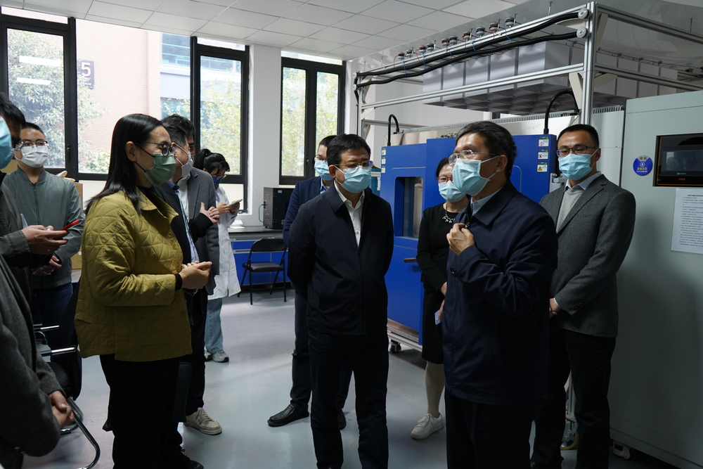 参观上海市重型破冰船关键钢材协同创新中心