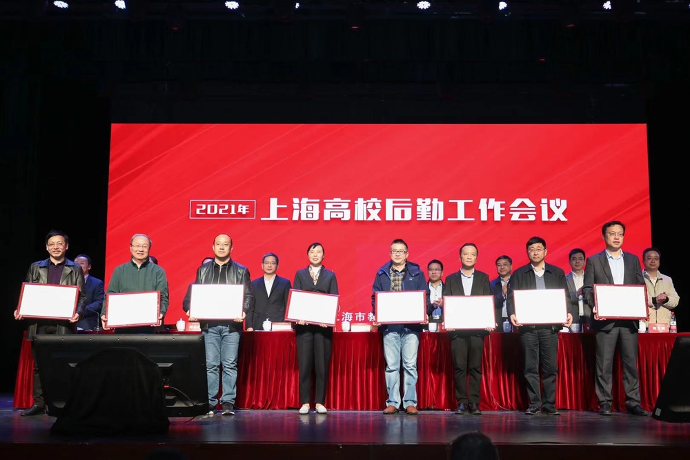 严伟副校长上台领奖