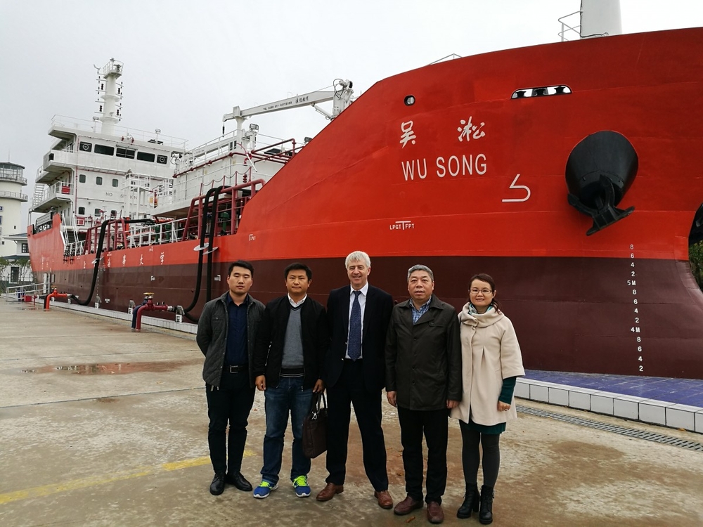 2016年11月21日，英国GTT Training公司代表参观我校“吴淞”号，GTT Training 是法国GTT公司设在英国的培训公司，具有先进的LNG货物操作模拟器和训练软件