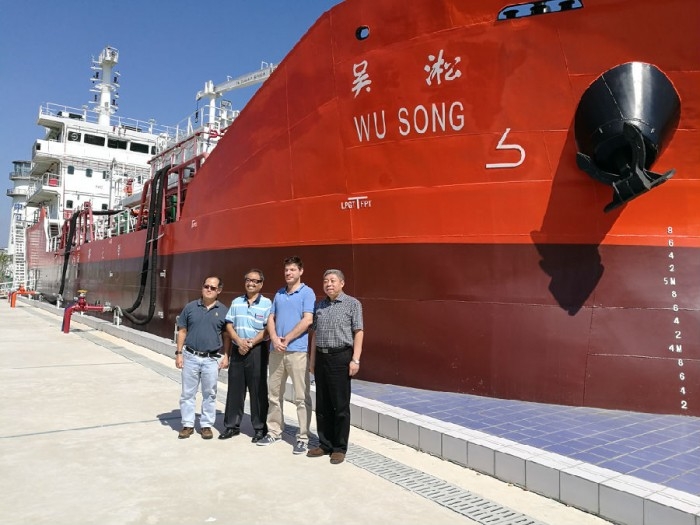 2016年9月25日，亚洲第一大油船公司新加坡OCEAN TANKERS公司代表参观我校“吴淞”号，双方就特种船船员培训情况交换了意见