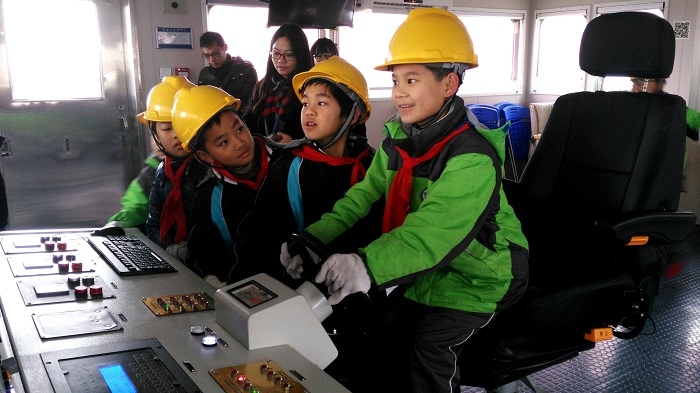 2017年2月，临港“儿童大学”的小大学生们，在“吴淞”号上当起了“小小船长”