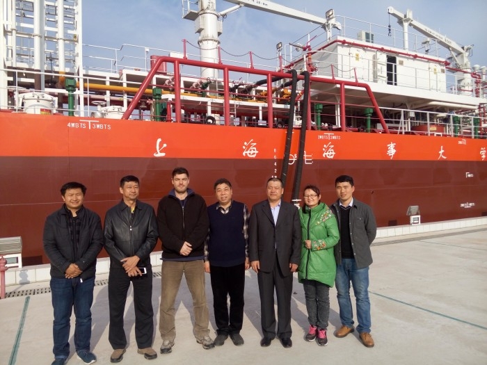 2016年3月4日，新加坡巴拉歌集团代表FAN CHOONG KHEONG船长等参观“吴淞”号，双方就特种船船员培训情况交换了意见