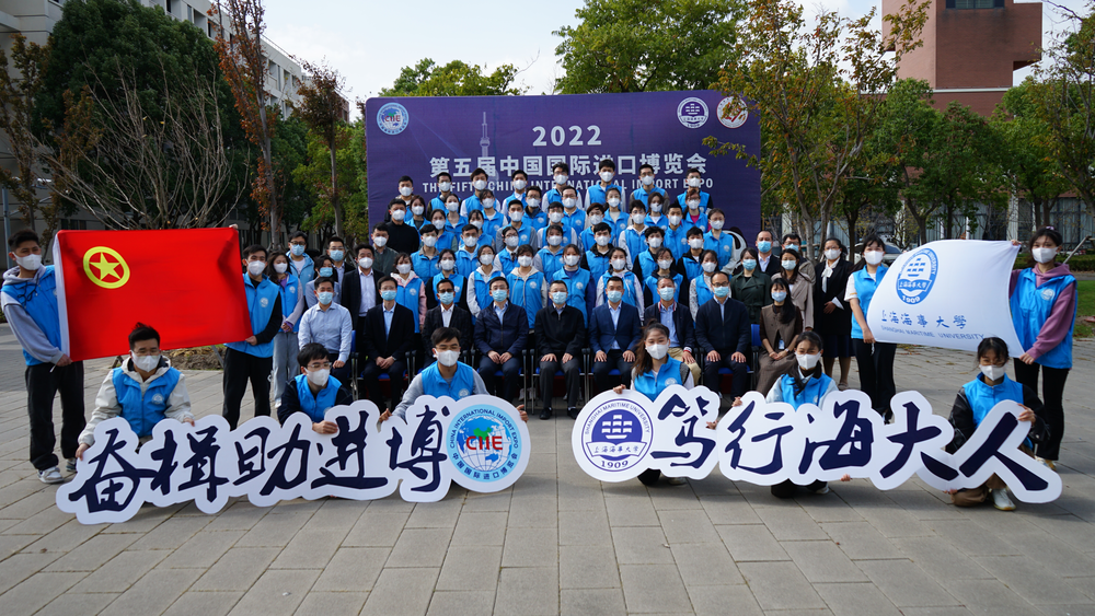 进博会志愿者代表合影