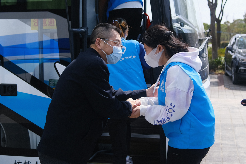 陆靖校长送进博会志愿者上车