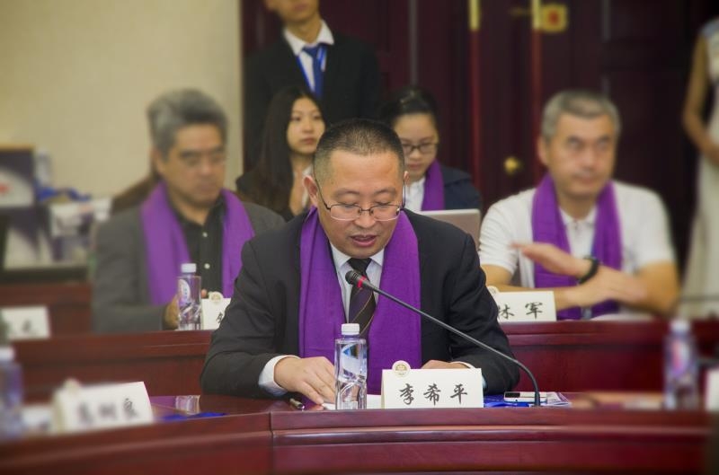 法学院党委书记李希平宣读校友会章程