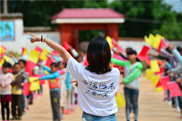 队员教孩子们旗语表演