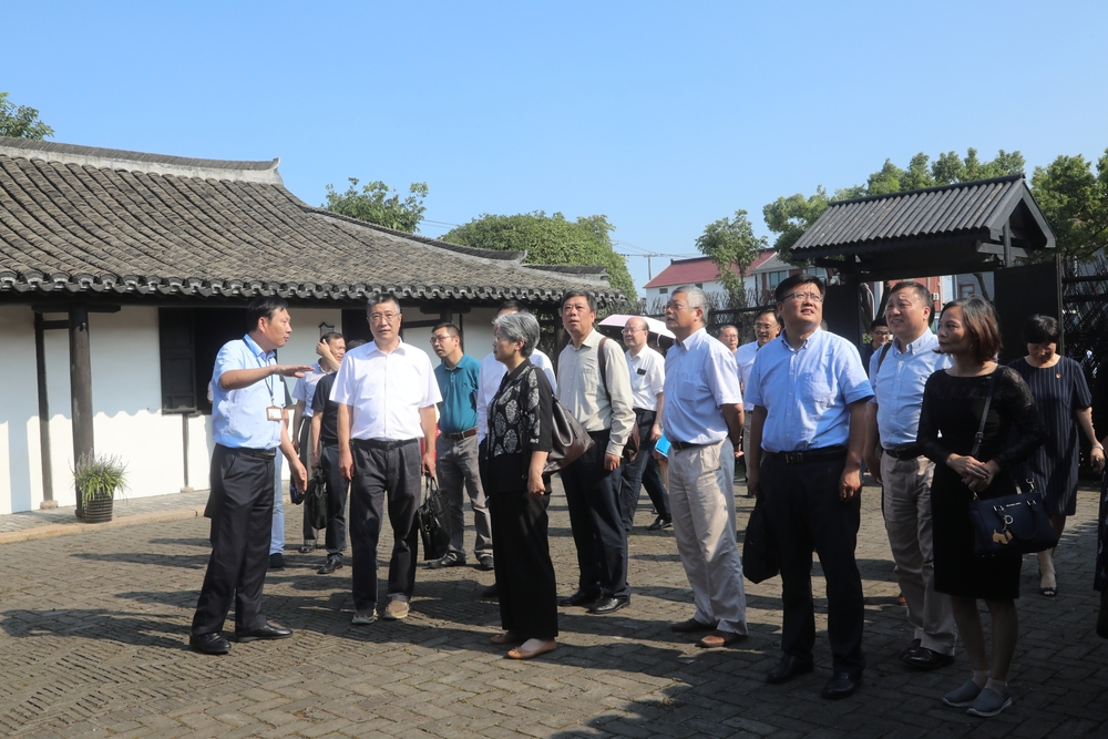 我校理论学习中心组在张闻天故居举行现场学习研讨会