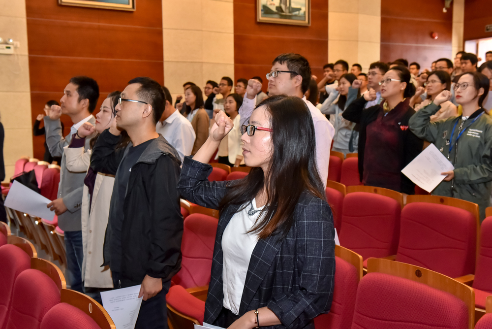 新进教职员工进行入职宣誓