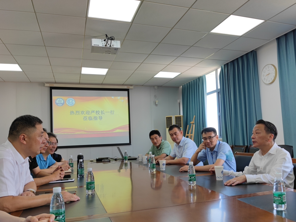 副校长严伟慰问科研一线教师