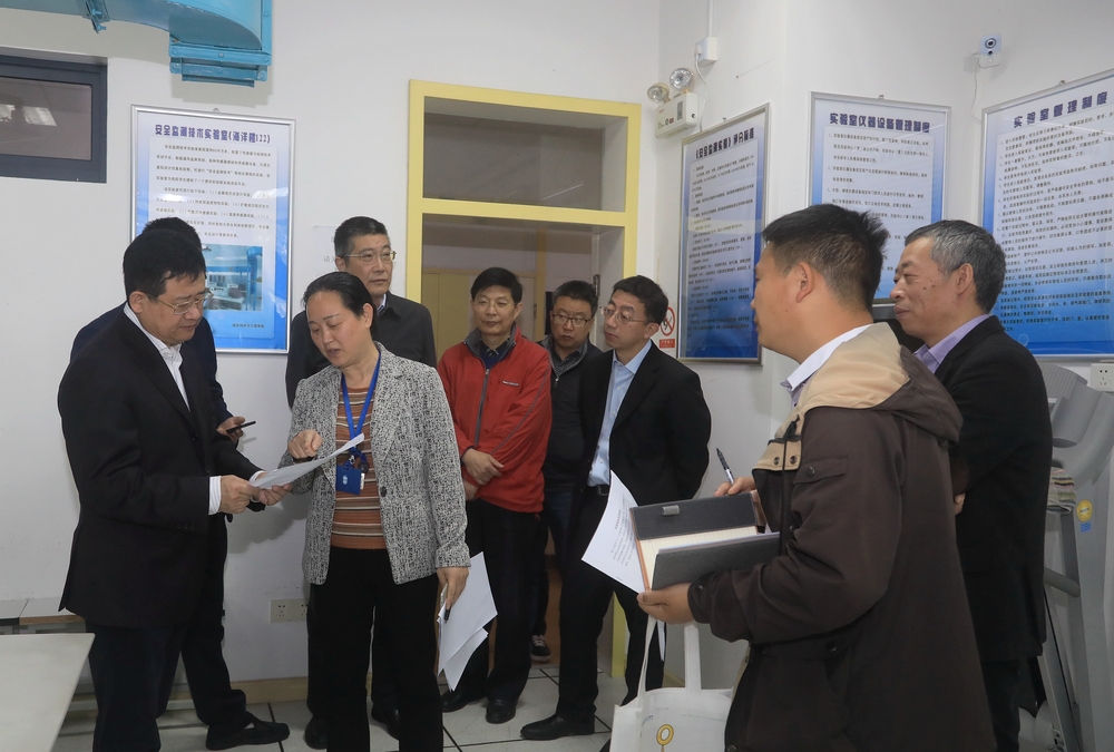 检查海洋科学与工程学院相关实验室