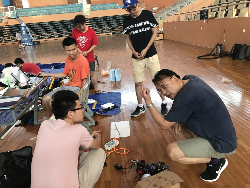 学院领导关怀在体育馆调试的队员