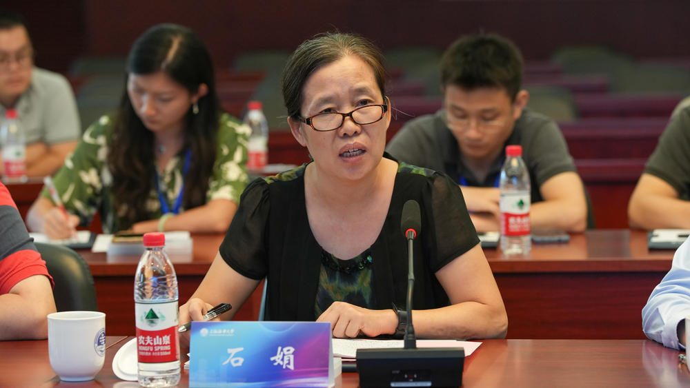 交通运输学院党委书记石娟在反馈会上做表态发言