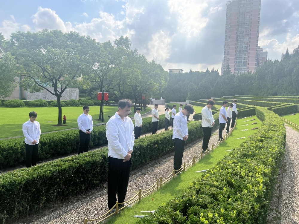 向革命烈士敬献鲜花