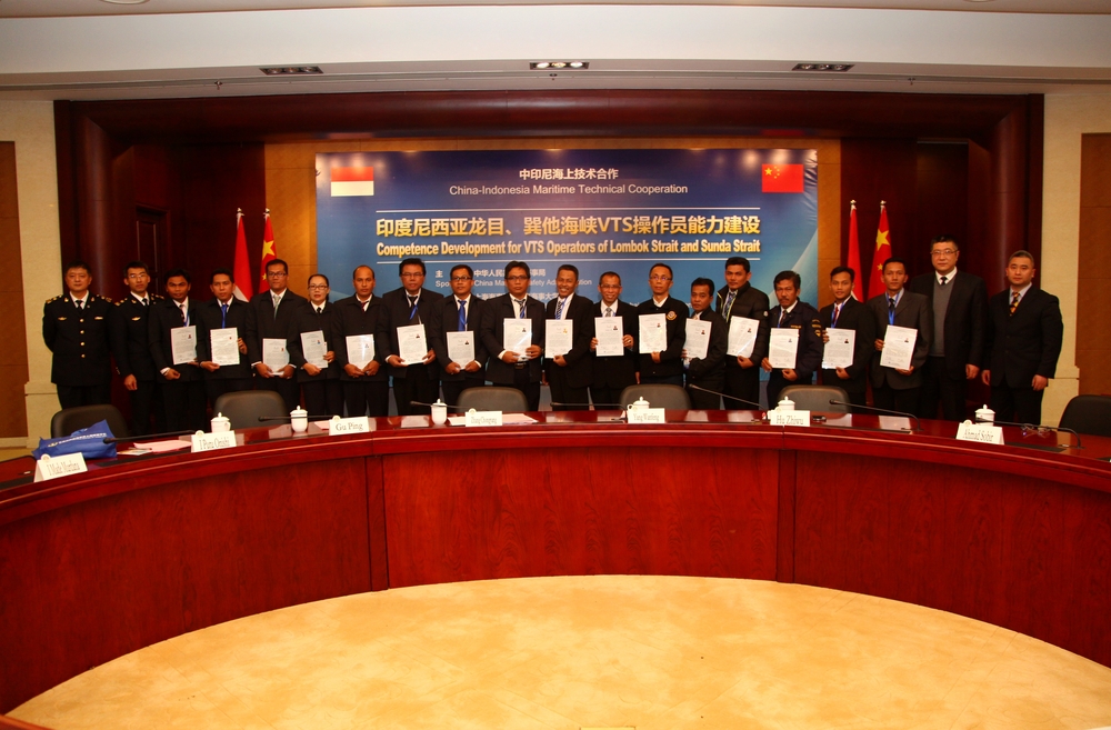 向印尼学员颁发结业证书