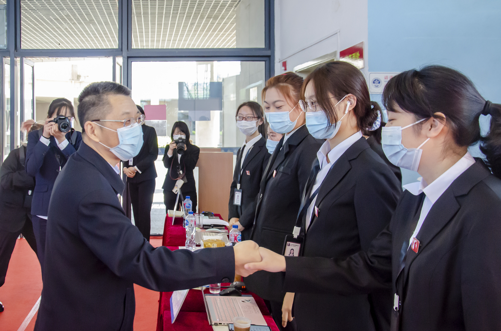 陆靖校长亲临招聘会现场