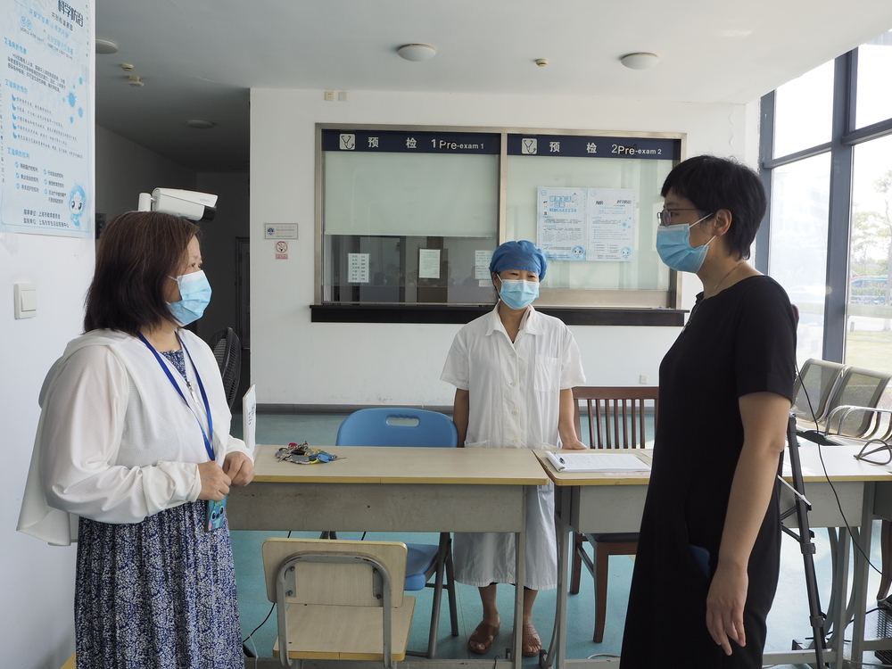 贺莉副书记慰问暑期坚守岗位的教职员工