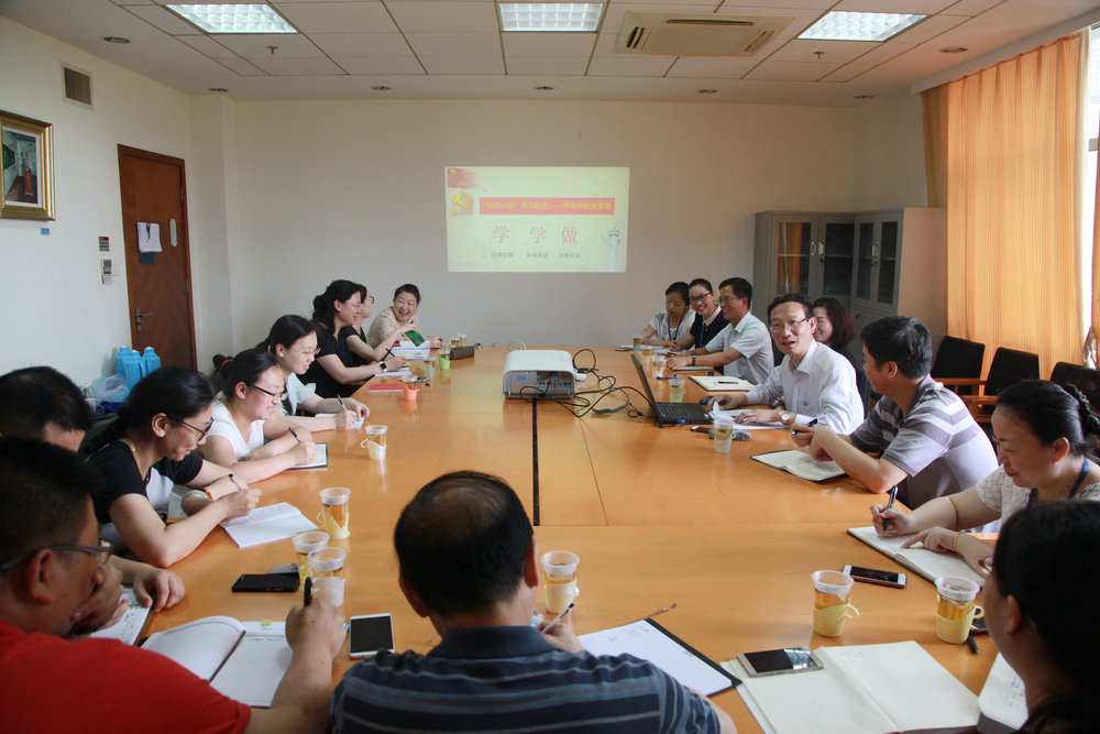 黄有方校长在上党课