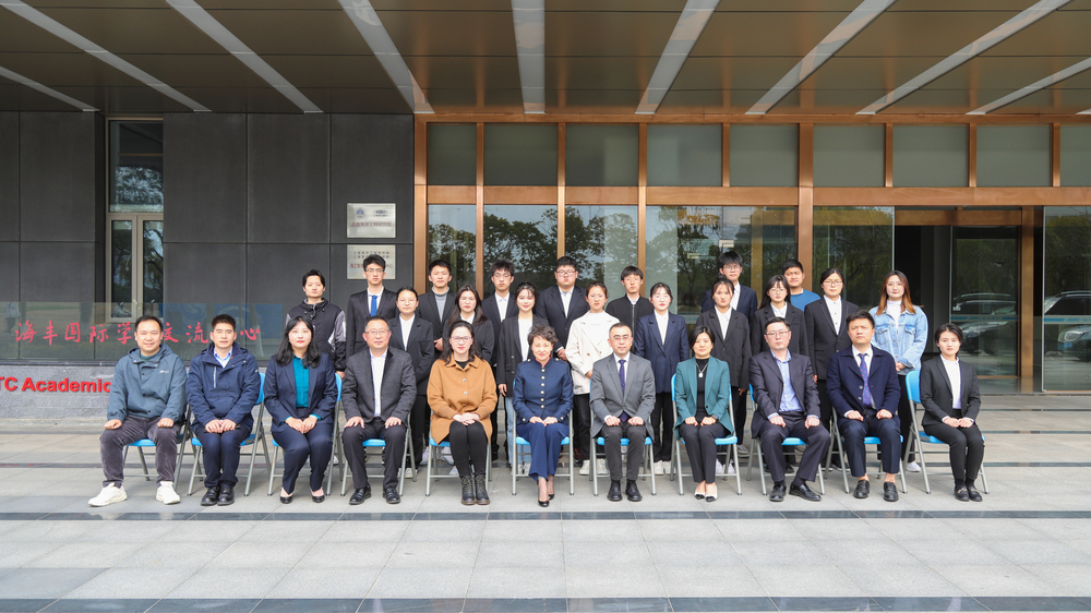 企业代表与首批盛伦物流助学金受奖学生合影