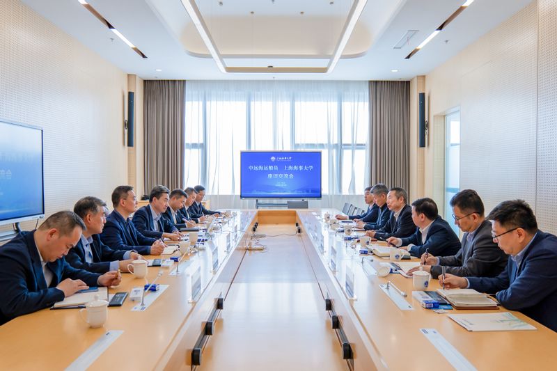 中远海运船员管理有限公司党委书记、董事长翁羿一行来校访问交流