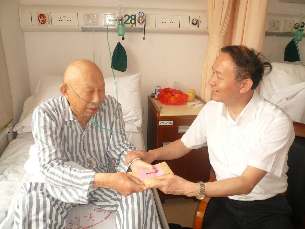 我校领导冒酷暑走访慰问离休干部、抗战老兵