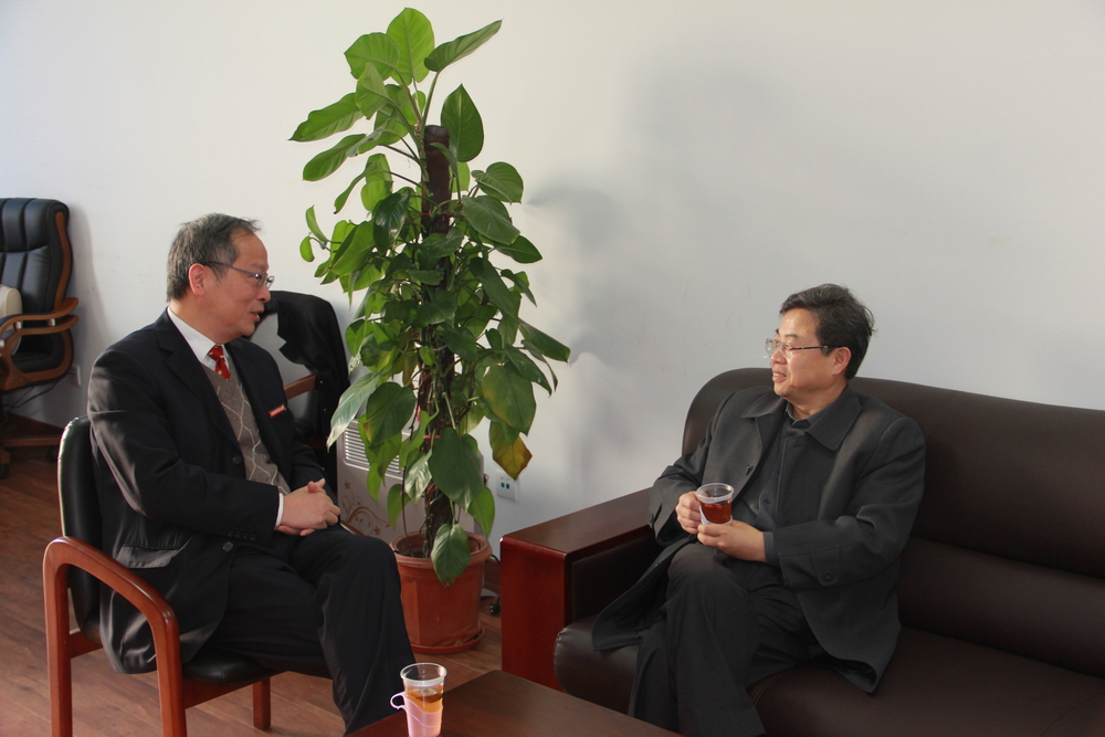 於世成书记向王立生副主任介绍学校情况