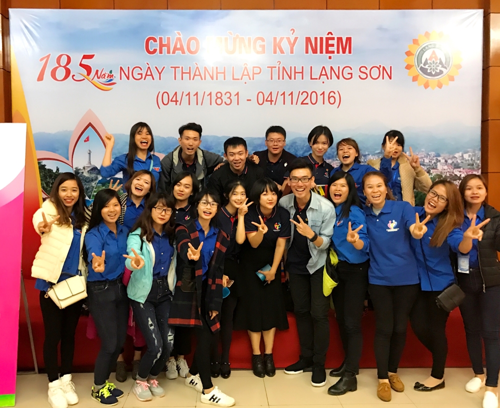 我校学生与越南青年代表合影