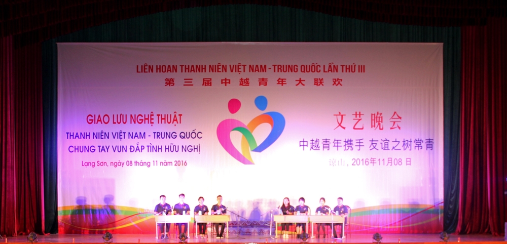 谅山文艺晚会我校学生表演现场