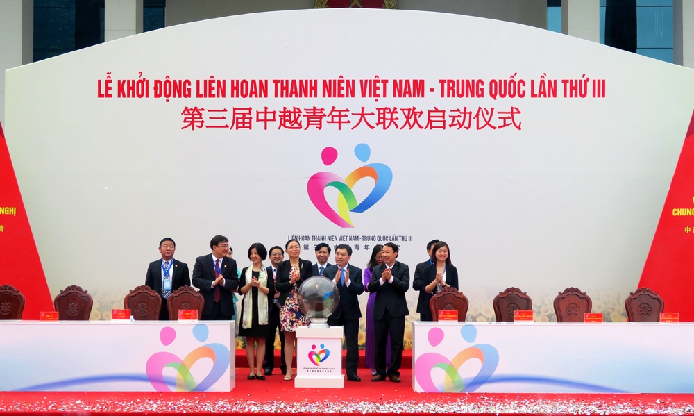 我校学生赴越南参加第三届中越青年大联欢活动