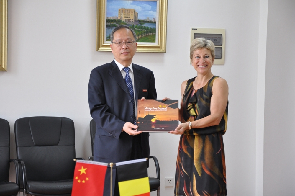 比利时驻上海总领事一行来校访问