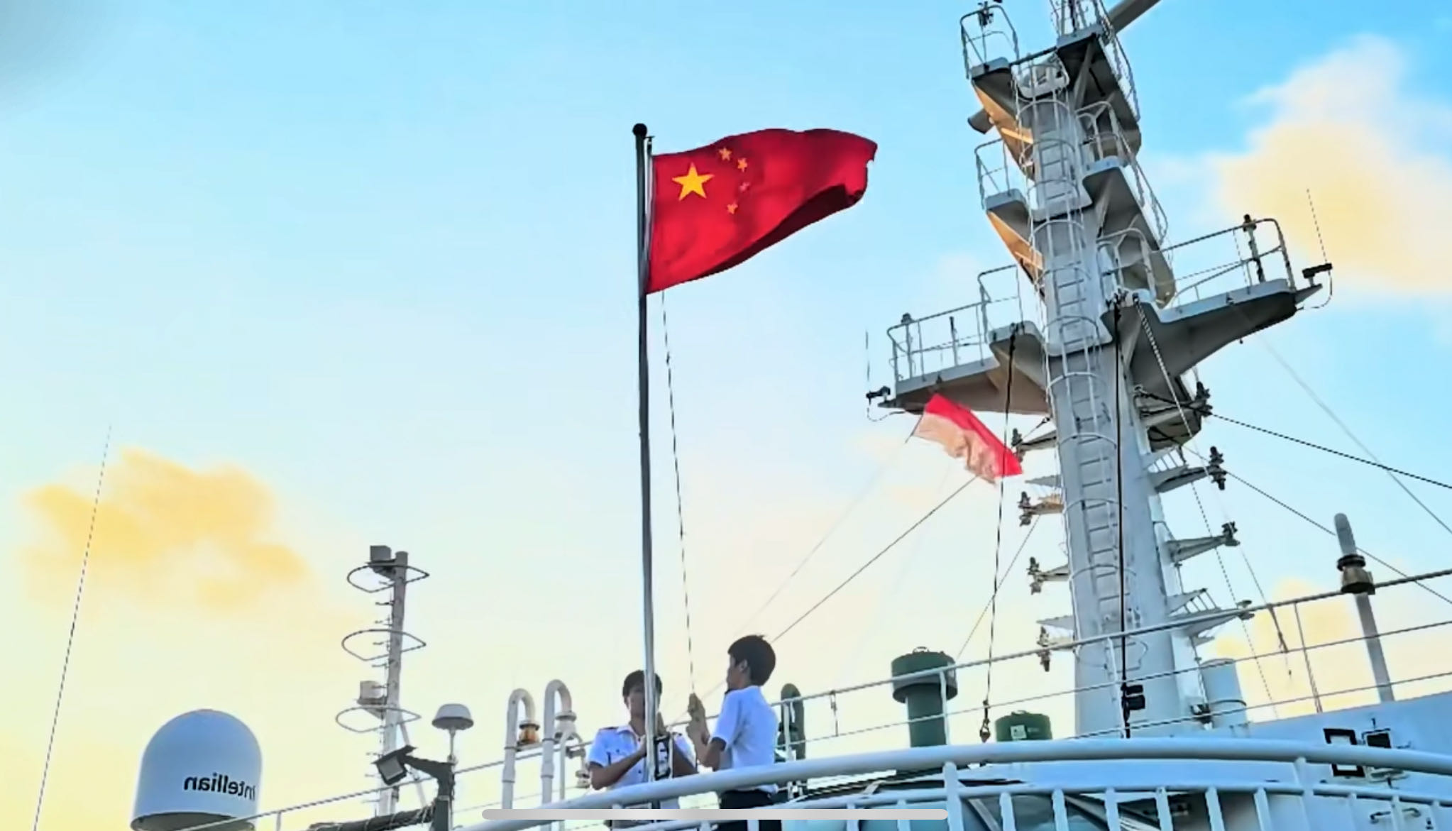 主题升旗仪式、健身跑、文艺演出……沪上高校学子为祖国献上青春告白