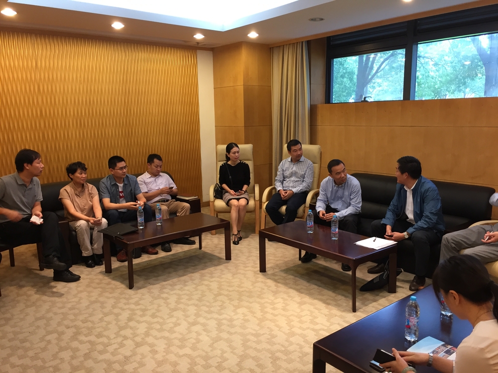 我校与招聘单位现场交流