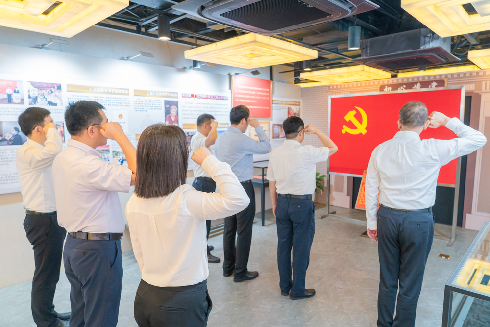 学校领导重温入党誓词