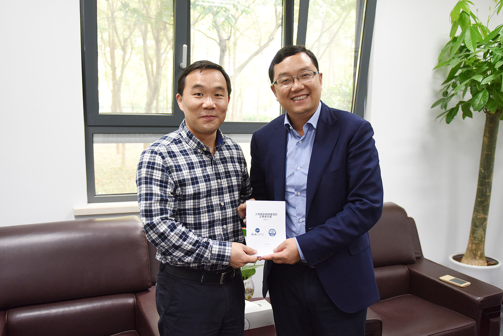 王海威副书记一行赴国际旅游度假区慰问我校志愿者