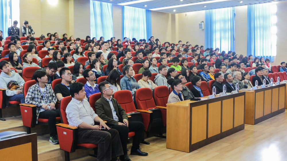 “读好书，交益友”系列读书活动现场