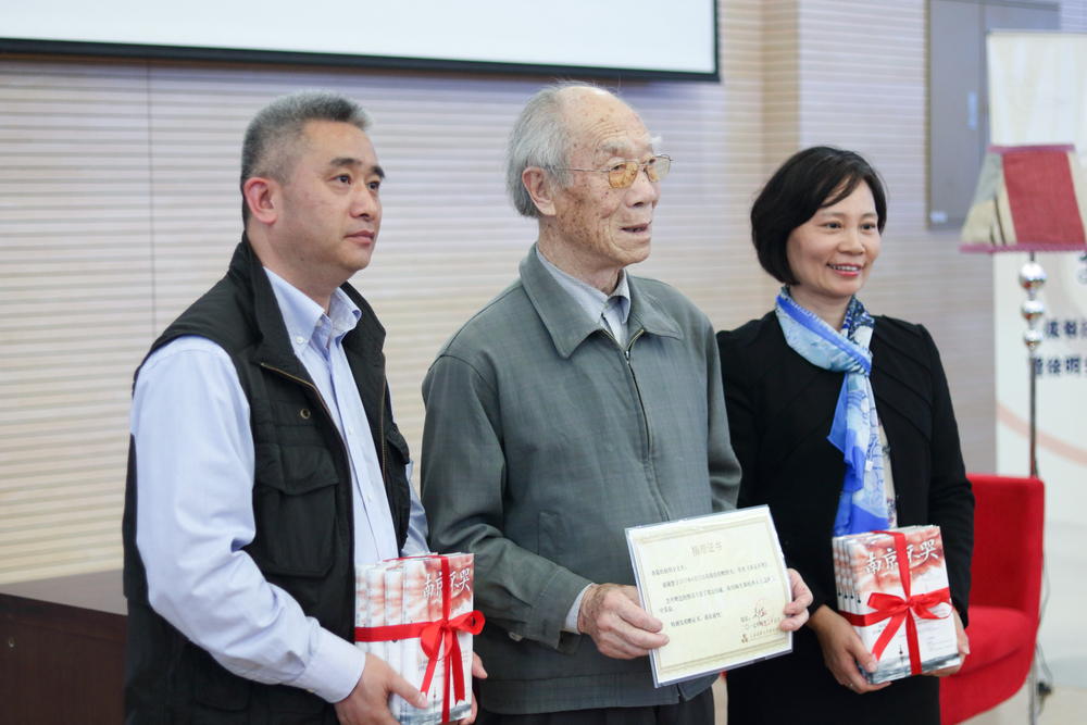 退休教师徐明全向信息工程学院、图书馆捐赠图书