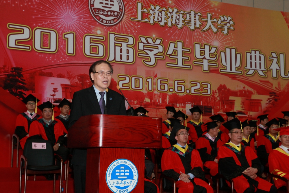 校友代表我校香港校友会名誉会长蔡毅先生致辞