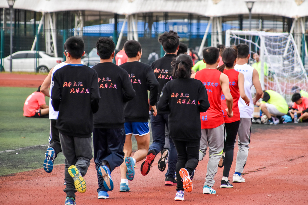 我校"疯狂马拉松"协会长跑队