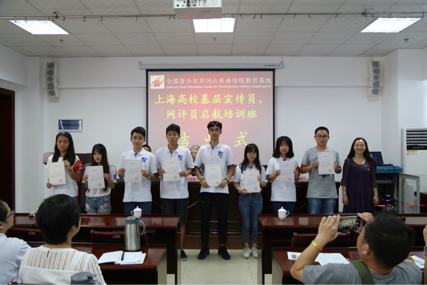 刘文兰副书记为学员颁发结业证书