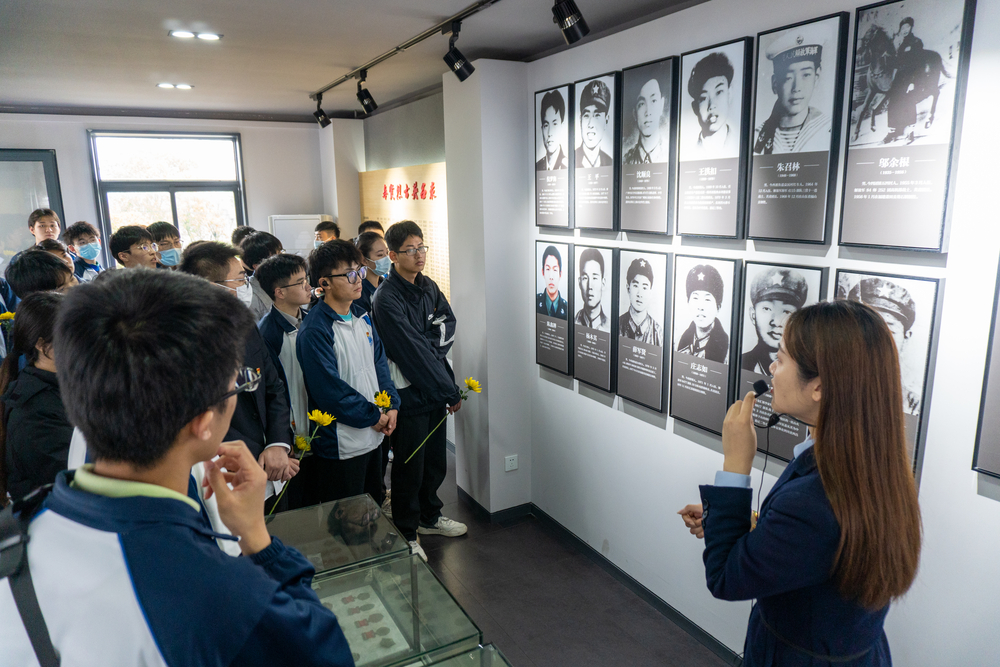 聆听革命英雄的故事