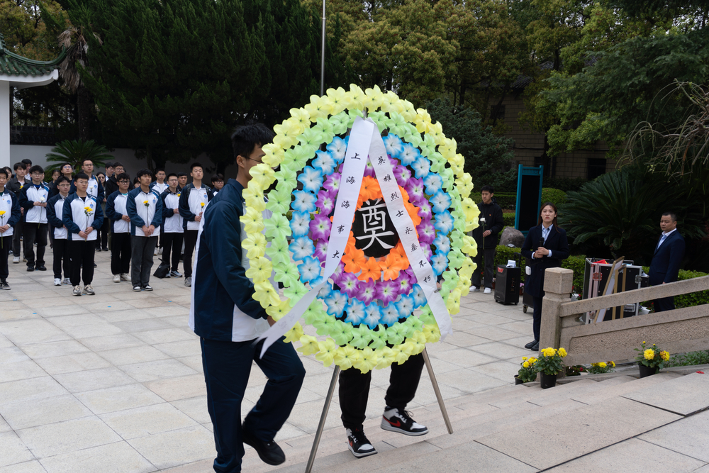 向革命烈士敬献花圈
