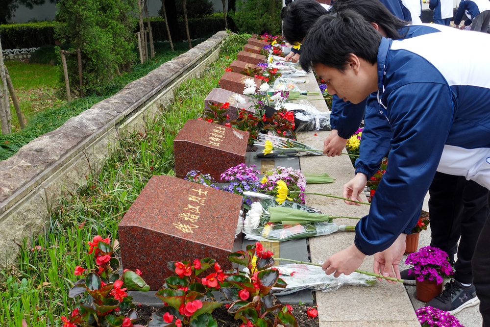 向革命烈士敬献鲜花