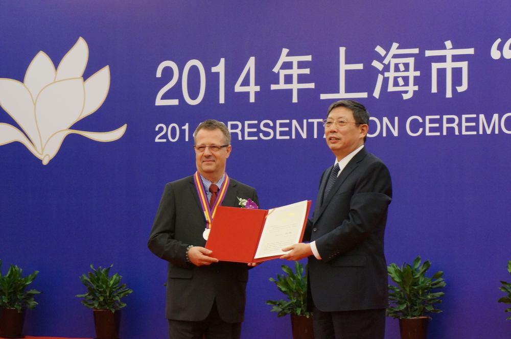 上海海事大学客座教授朱伯彦先生获上海市“白玉兰荣誉奖”