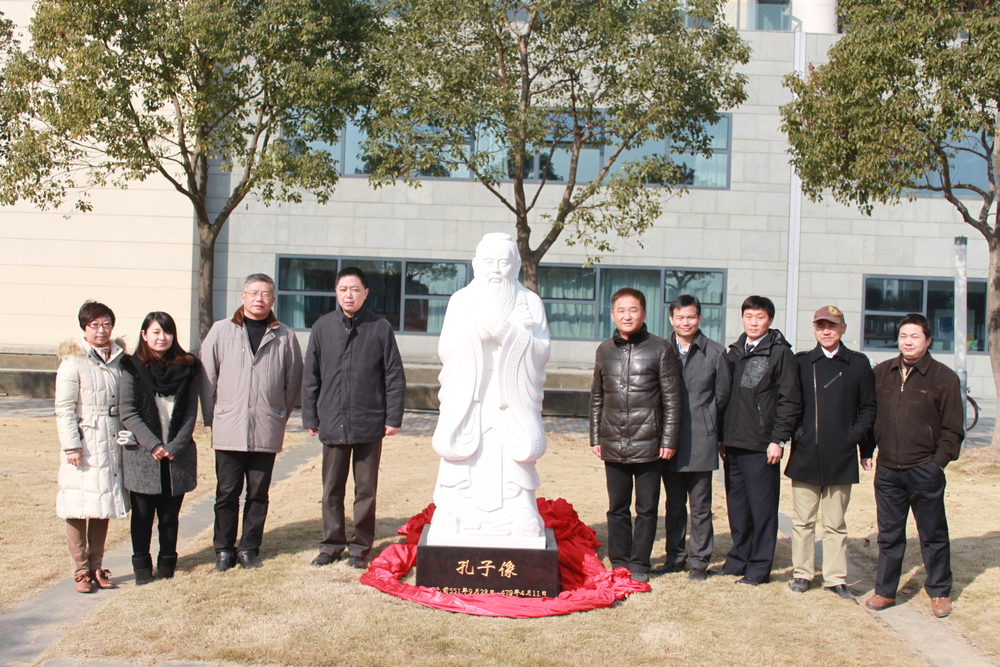 孔子像落成揭幕仪式在上海海事大学临港校区举行
